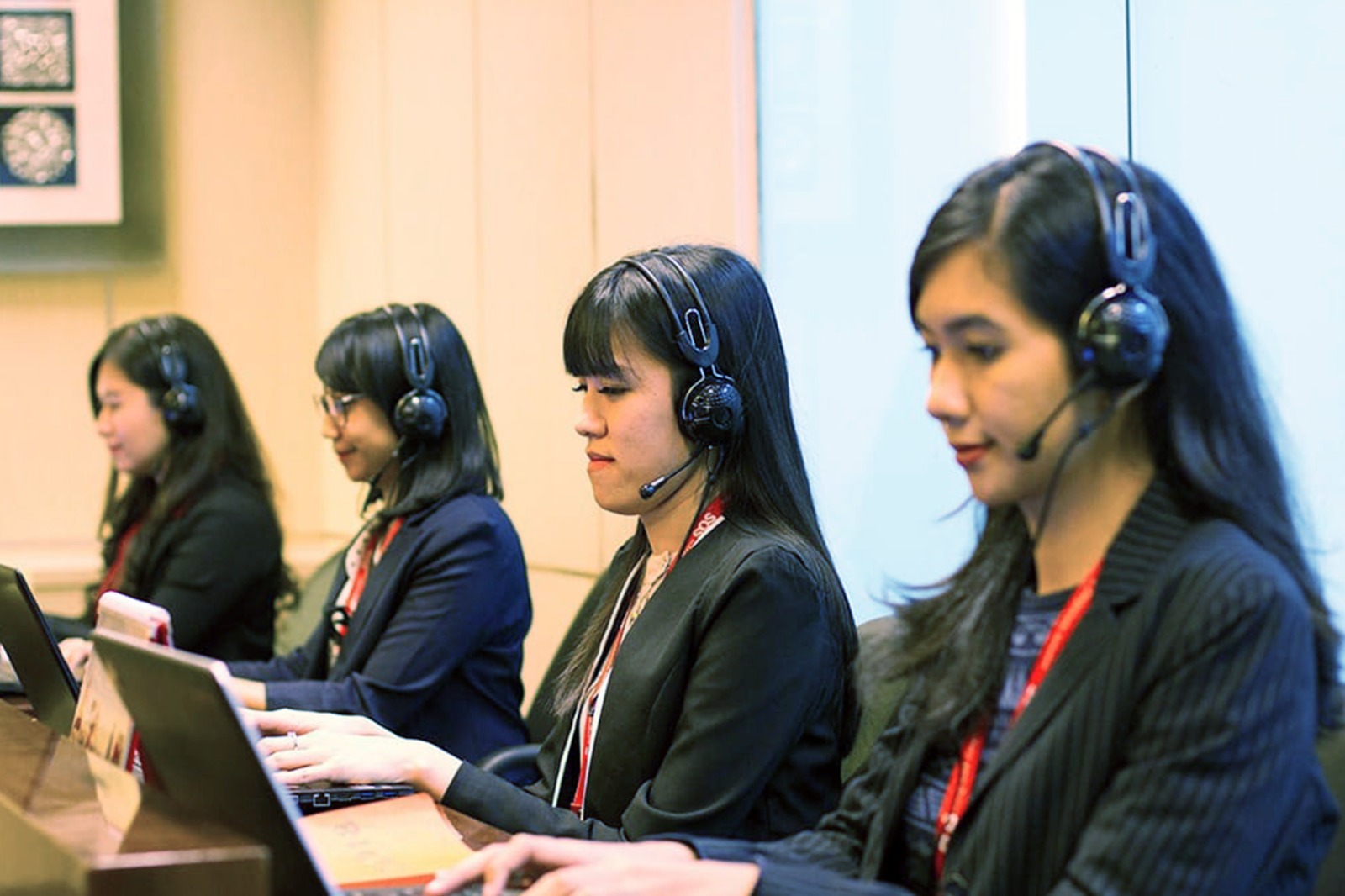 perbedaan customer service dan call center