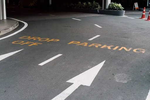 tempat parkir kantor
