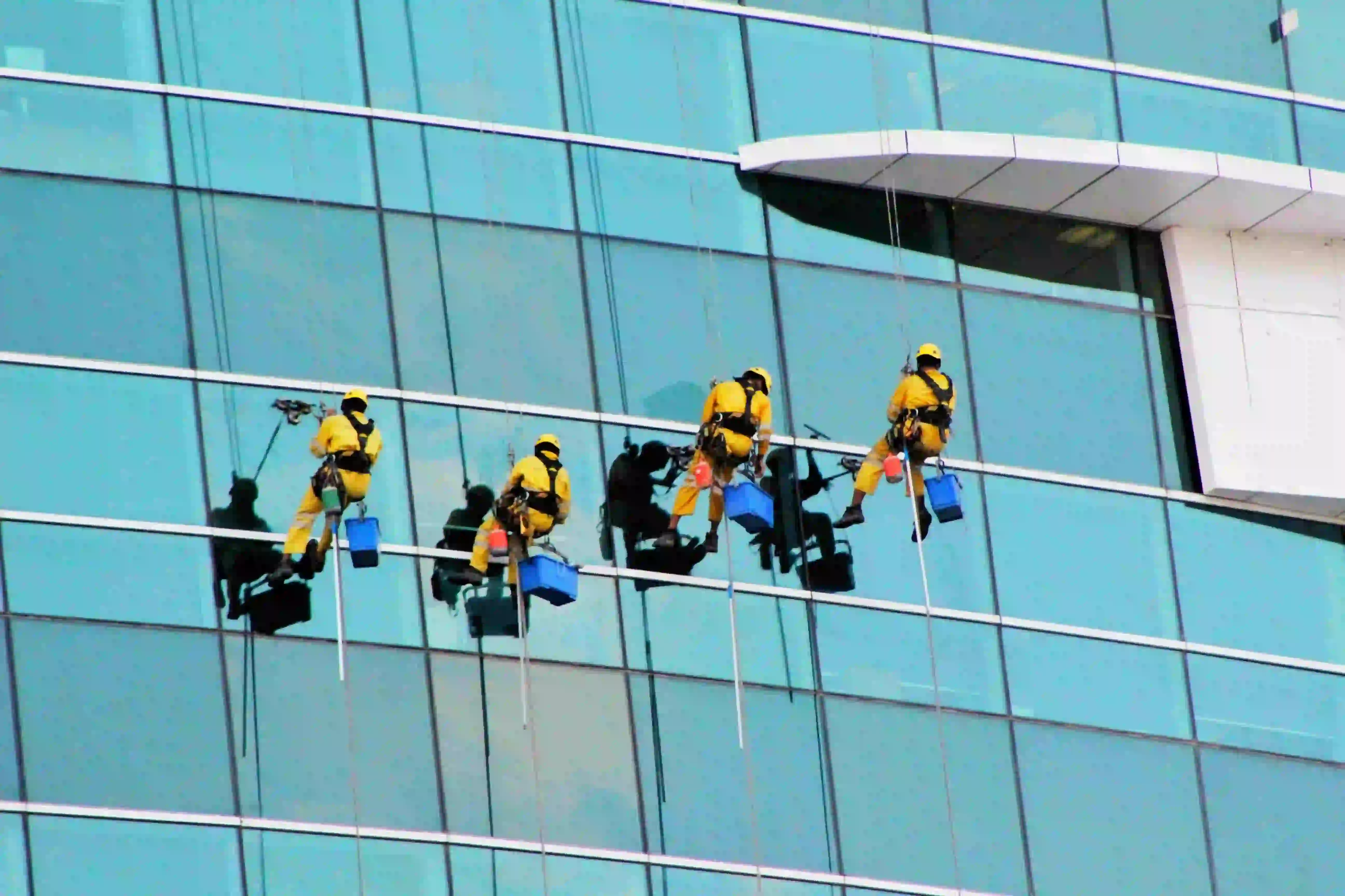 cara membersihkan kaca gedung tinggi
