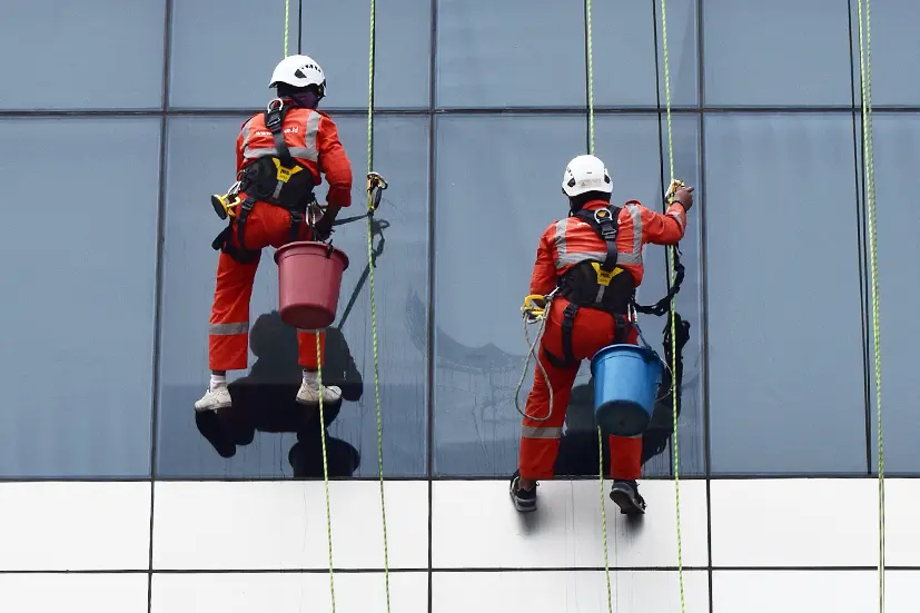 prosedur pembersihan kaca gedung